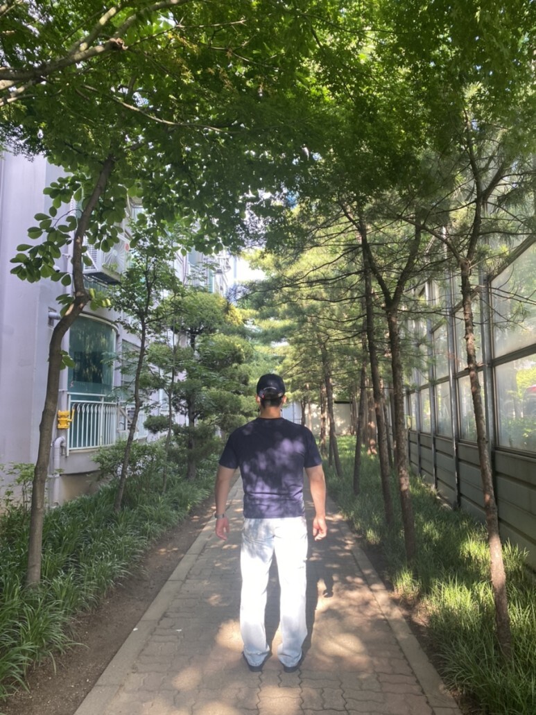 데일리룩(오뭘입)_NY볼캡, 알디씨 반팔 티셔츠, 오더플리즈 와이드 연청 데님 데미지진, 버켄스탁 슬리퍼, 데일리코디, 남자코디, 남자데일리룩, 남자데일리코디, ootd