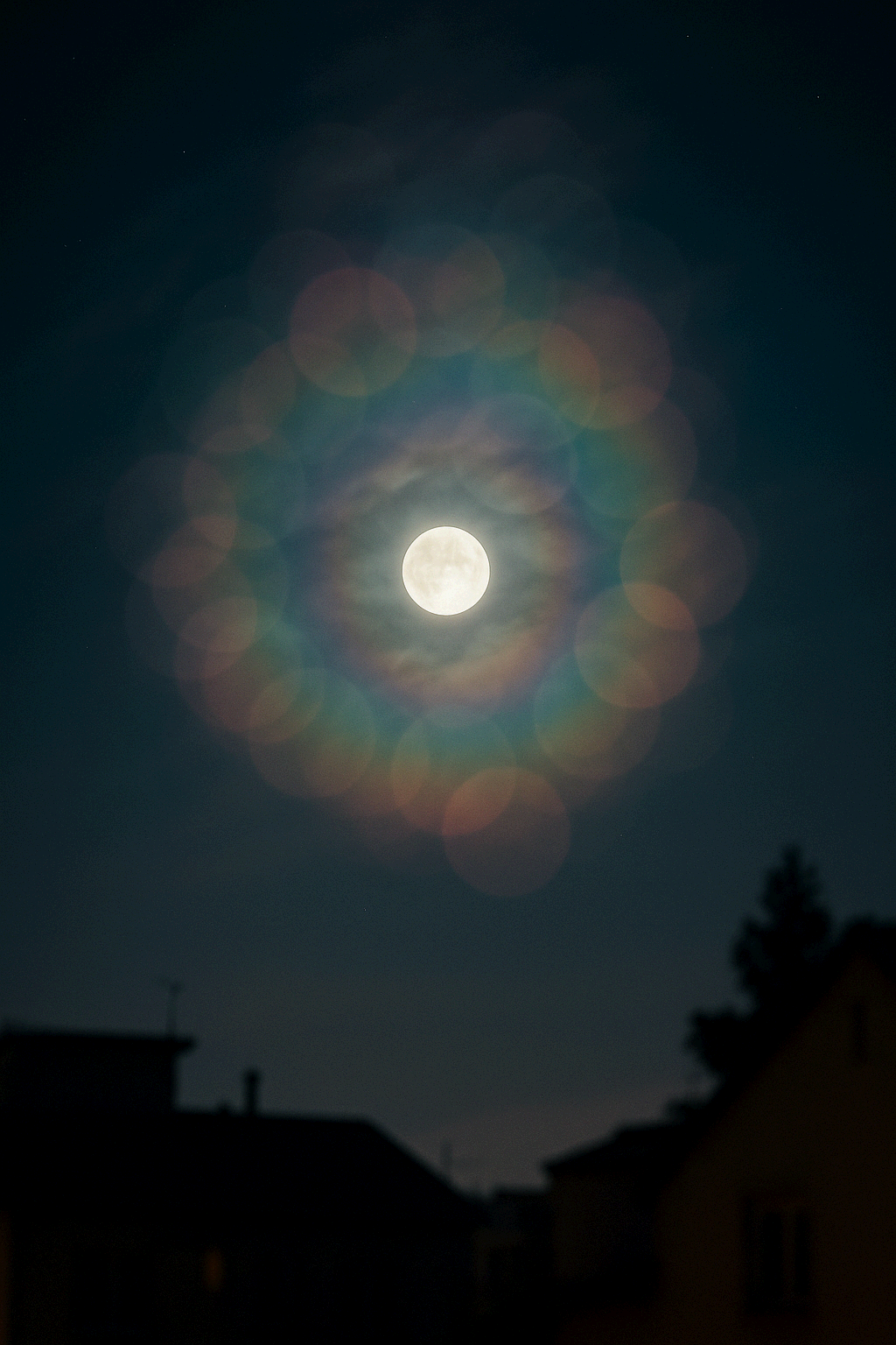 보케처럼 번지는 달무리