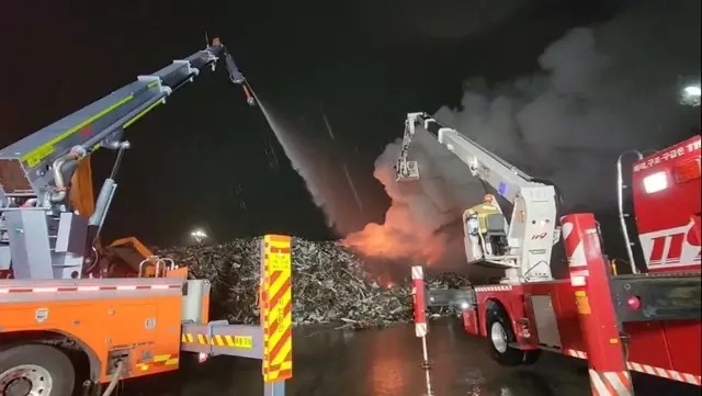 부산 YK스틸 대형 화재&hellip;고철 3000톤 불길, 이틀째 진화