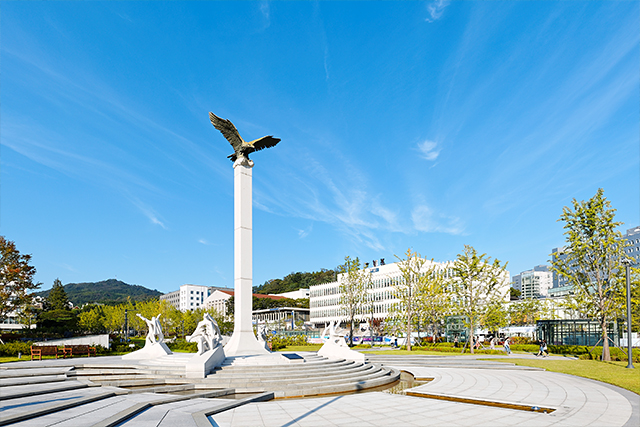 독수리상이 있는 연세대 광장