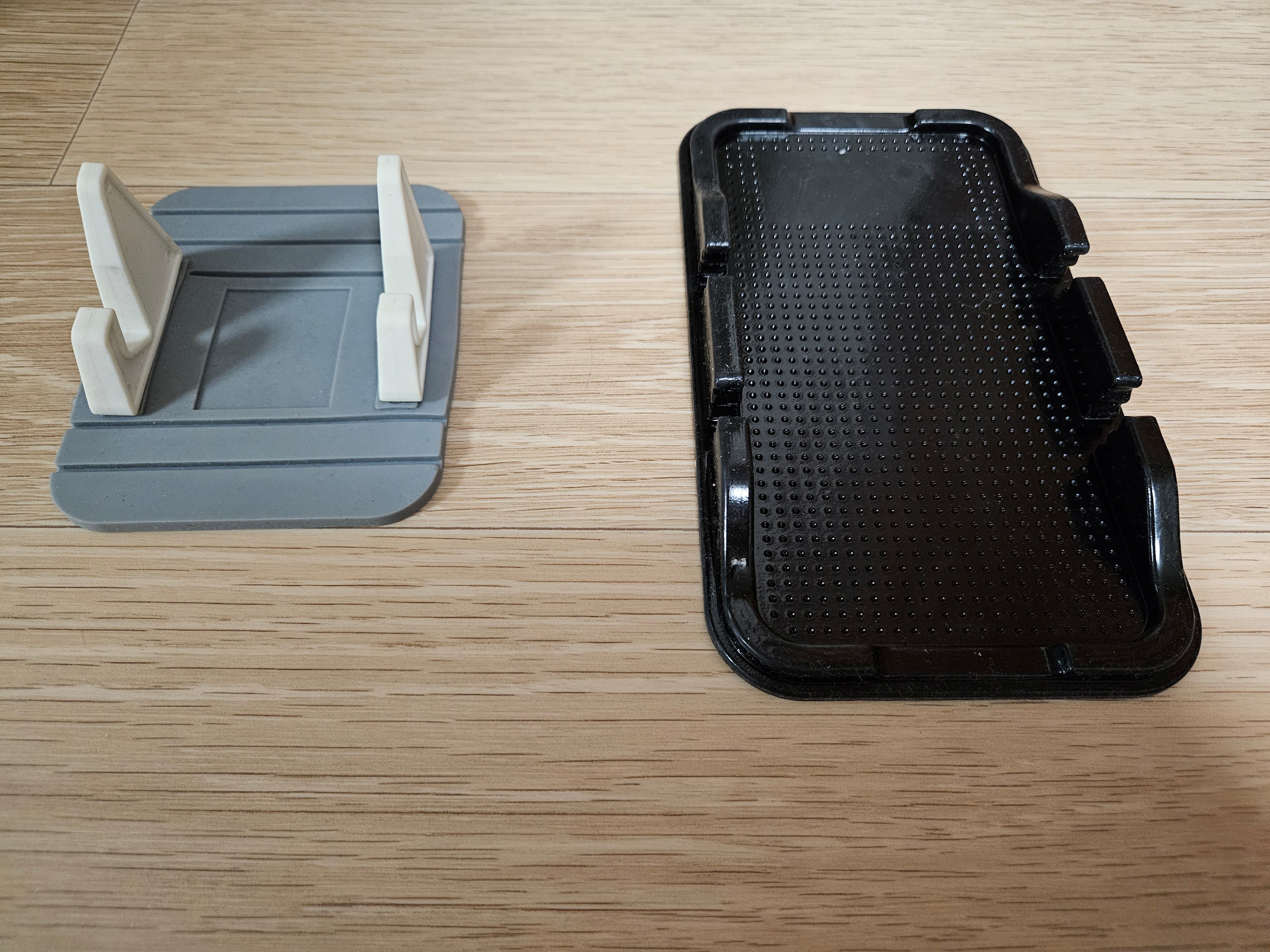 여행용-휴대폰-거치대-회색미니패드-검정논슬립패드