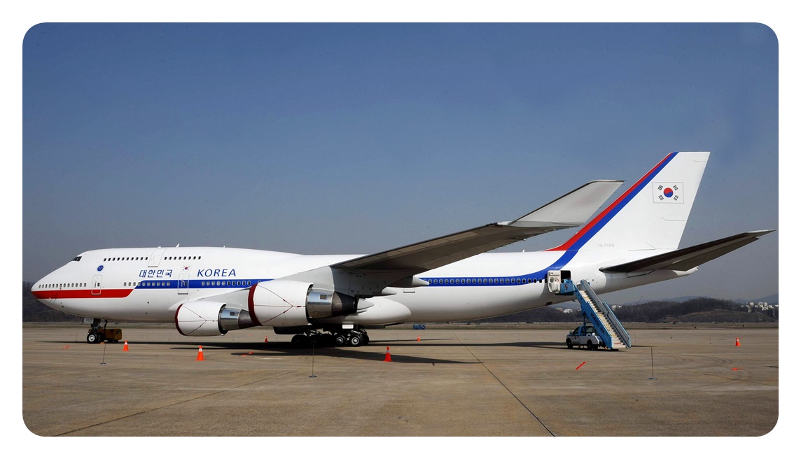 우리나라 대통령 전용기 B747-400, CODE ONE이 공항에 주기되어 있는 모습을 찍은 사진