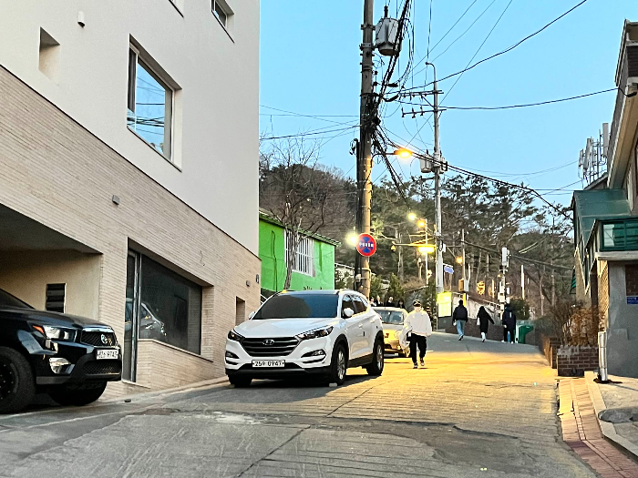 낙산공원 올라가는 길 - 다소 경사짐