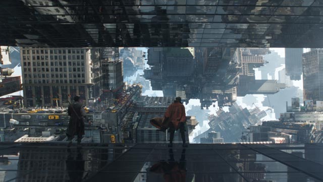 닥터 스트레인지(베네딕트 컴버배치)와 웡(베네딕트 웡)이 서있다.