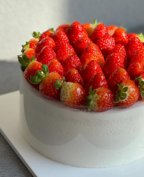 성수동 딸기케이크 성지 ‘스노우베리’ – 진짜 딸기를 ‘때려 넣은’ 케이크 맛집!