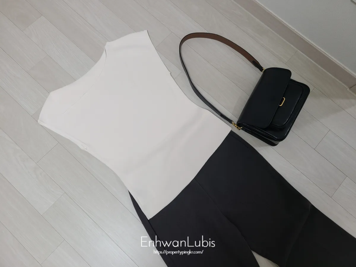 마루바닥위에-검정색-핸드백과-흰색반팔니트-차콜색-슬랙스-코디