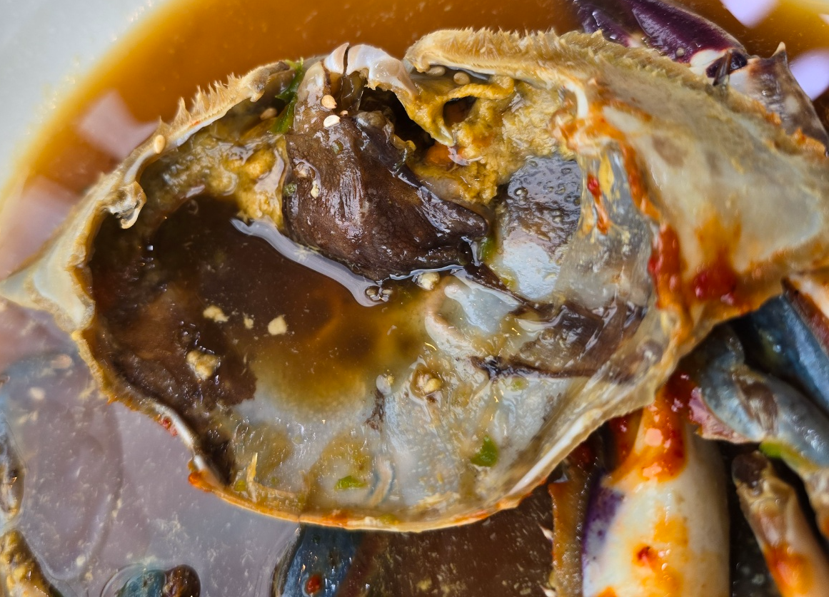 게딱지에 밥비벼먹으니 너무 맛있어요