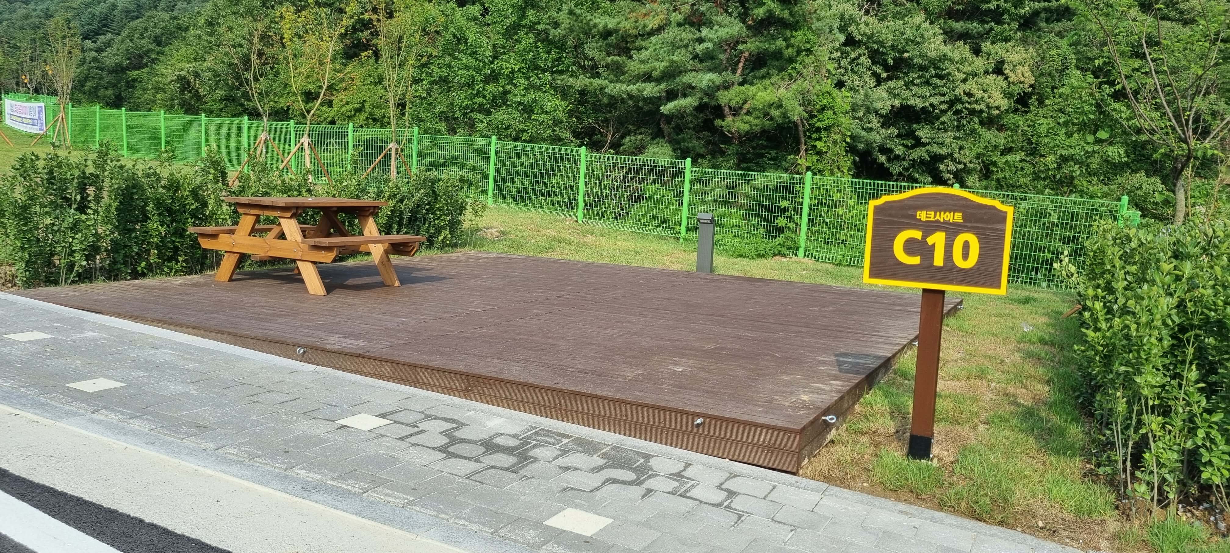 윹동공원캠핑장 데크사이트