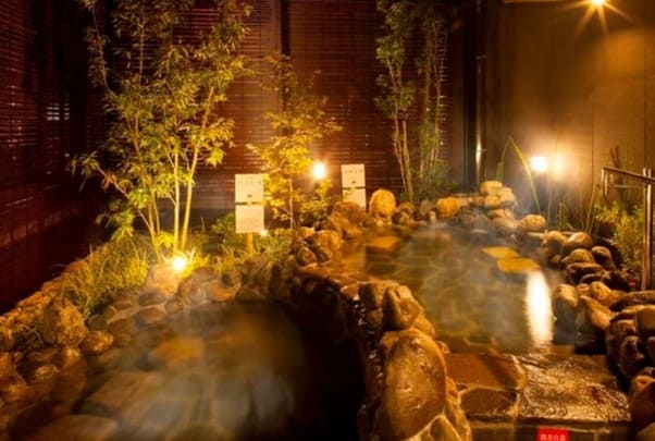야간에 김이 올라오고 있는 야외 온천