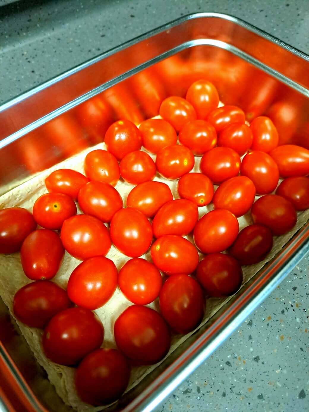 그릇에 방울토마토 넣기
