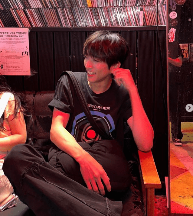 이승윤이 앉아있는 사진