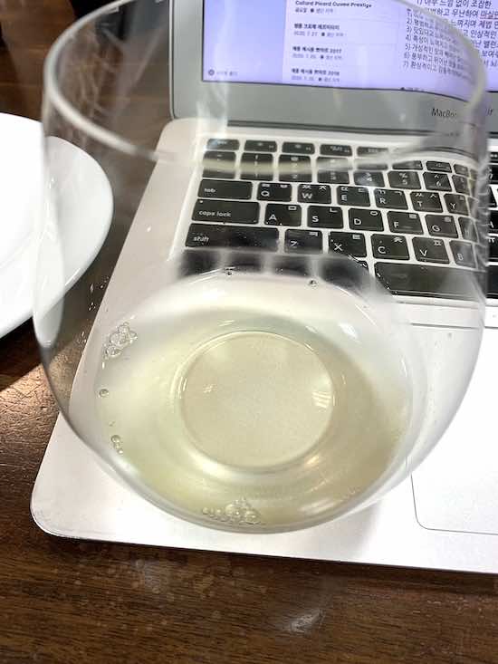 Domaine Vincent Girardin Bourgogne Les Vieilles Vignes Chardonnay 2015의 색