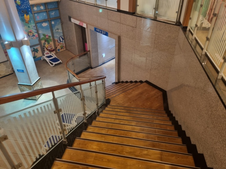 지하로-내려가는-계단-많은-입구