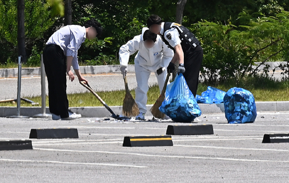 2일 경기도 시흥시 한 쇼핑몰 주차장에서 북한이 보낸 것으로 추정되는 대남 오물 풍선 잔해물을 관계자들이 수거하고 있다. [사진=뉴시스]