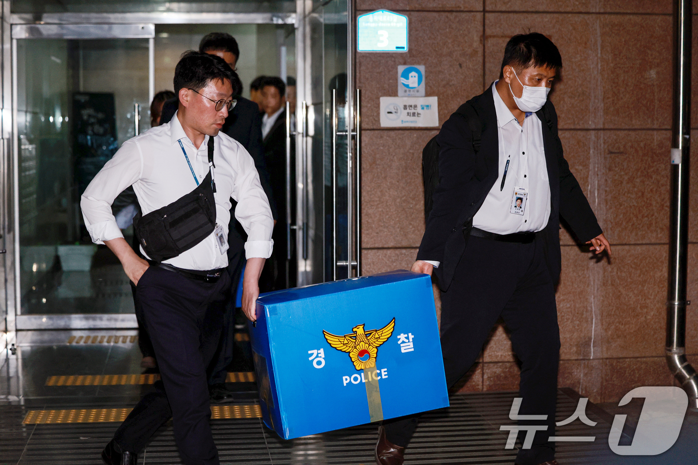송파구 선관위 압수수색&amp;#44; 무슨 일 있었나?｜투표용지 부족 사태 수사 본격화 6&middot;3 지방선거 당시 서울 송파구 일대에서 발생한 투표용지 부족 사태와 관련해 경찰이 송파구 선거관리위원회에 대한 압수수색에 나섰습니다. 이번 압수수색은 단순한 자료 제출 요청이 아닌 강제수사라는 점에서 더욱 주목받고 있는데요. 경찰은 국민의 참정권 침해 여부와 투표용지 부족 사태의 정확한 원인을 규명하는 데 수사력을 집중하고 있습니다. 오늘은 송파구 선관위 압수수색 배경과 주요 쟁점&amp;#44; 향후 수사 전망까지 자세히 알아보겠습니다. 송파구 선관위 압수수색 전격 실시 서울경찰청 광역범죄수사대는 11일 오전부터 송파구 선거관리위원회를 포함한 선관위 관련 기관에 대한 압수수색에 착수했습니다. 이번 압수수색 대상에는 다음 기관들이 포함된 것으로 알려졌습니다. 중앙선거관리위원회 서울시선거관리위원회 송파구선거관리위원회 강남&middot;서초&middot;광진&middot;동작구 선관위 등 총 7곳에 대한 동시 압수수색이 진행됐습니다. 왜 압수수색까지 진행됐나? 이번 강제수사의 출발점은 투표용지 부족 사태였습니다. 지난 6&middot;3 지방선거 본투표 당일 서울 송파구 일부 투표소에서는 투표용지가 부족해 유권자들이 장시간 대기하거나 투표를 하지 못하는 상황이 발생했습니다. 특히 송파구는 전국에서 가장 많은 부족 사례가 보고된 지역으로 파악됐습니다. 중앙선관위 자료에 따르면 송파구에서만 약 1&amp;#44;965장의 투표용지가 부족했던 것으로 집계됐습니다. 경찰 &amp;quot;참정권 침해 여부 규명&amp;quot; 경찰은 이번 수사의 핵심을 국민 참정권 침해 여부 확인에 두고 있습니다. 압수수색 영장에는 노태악 전 중앙선관위원장과 전&middot;현직 선관위 관계자 등 10여 명이 피의자로 적시된 것으로 전해졌습니다. 적용 혐의는 다음과 같습니다. 공직선거법 위반 직무유기 직권남용 경찰은 관련 자료를 확보해 투표용지 부족 사태가 단순 행정 착오인지&amp;#44; 구조적인 문제였는지 확인할 방침입니다. 송파구에서는 어떤 일이 있었나? 언론 보도에 따르면 송파구 일부 투표소에서는 이미 오전부터 투표용지 부족 가능성이 제기됐던 것으로 나타났습니다. 그러나 중앙선관위가 실제 상황을 인지한 시점은 오후 4시 이후였고&amp;#44; 이후 대응 과정에서도 혼선이 이어졌습니다. 특히 가장 문제가 됐던 잠실 지역 일부 투표소에서는 투표 마감 시간이 임박해서야 추가 용지가 도착한 것으로 알려졌습니다. 압수수색 대상은 무엇? 경찰은 이번 압수수색을 통해 다음 자료를 확보할 것으로 보입니다. 투표용지 인쇄 관련 문서 내부 보고 체계 자료 선관위 직원 간 업무 대화 내역 투표소 운영 관련 전산 기록 CCTV 자료 및 업무 지침 특히 투표용지 수량 산정 과정에서 고의성이나 중대한 과실이 있었는지가 주요 수사 대상이 될 전망입니다. 향후 수사 전망은? 대검찰청은 이미 검&middot;경 합동수사본부를 구성해 관련 사건 수사에 착수한 상태입니다. 향후 수사는 다음 방향으로 진행될 가능성이 높습니다. 선관위 관계자 소환 조사 인쇄업체 관계자 조사 보고 체계 분석 참정권 침해 규모 확인 직무유기 여부 판단 수사 결과에 따라 관련자들에 대한 형사 책임 여부도 결정될 것으로 보입니다. 선거 신뢰 회복이 과제로 이번 송파구 선관위 압수수색은 단순한 행정 조사 차원을 넘어 선거의 공정성과 국민 신뢰 회복이라는 중요한 과제를 안고 있습니다. 선거는 민주주의의 핵심 절차인 만큼&amp;#44; 단 한 명의 유권자라도 투표권 행사에 제약을 받았다면 철저한 진상 규명이 필요하다는 목소리가 커지고 있습니다. 반면 수사 결과가 나오기 전까지는 추측이나 과도한 해석보다는 객관적인 사실 확인이 중요하다는 지적도 나오고 있습니다. 마무리 송파구 선관위 압수수색은 6&middot;3 지방선거 당시 발생한 투표용지 부족 사태의 진실을 밝히기 위한 첫 강제수사라는 점에서 의미가 큽니다. 현재까지 확인된 사실은 경찰이 중앙선관위와 송파구 선관위를 포함한 7곳을 압수수색했고&amp;#44; 국민 참정권 침해 여부를 중점적으로 조사하고 있다는 점입니다. 앞으로 검&middot;경 합동수사본부가 어떤 결론을 내릴지&amp;#44; 그리고 선관위가 어떤 재발 방지 대책을 내놓을지 관심이 집중되고 있습니다. SEO 키워드 송파구 선관위 압수수색&amp;#44; 송파 선관위 압수수색&amp;#44; 선관위 압수수색&amp;#44; 투표용지 부족 사태&amp;#44; 지방선거 논란&amp;#44; 송파구 투표용지 부족&amp;#44; 중앙선관위 수사&amp;#44; 검경 합동수사본부&amp;#44; 참정권 침해&amp;#44; 선거관리위원회