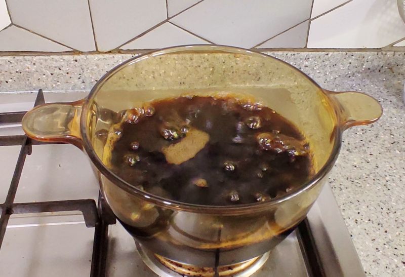 홍차를 젓지않고 약불로 끓여 시럽화하는 무습