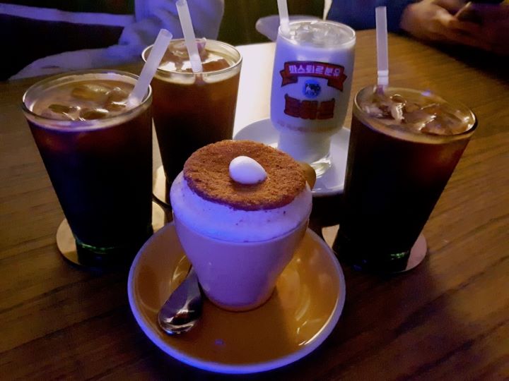 커피잔에-담겨있는-음료5잔