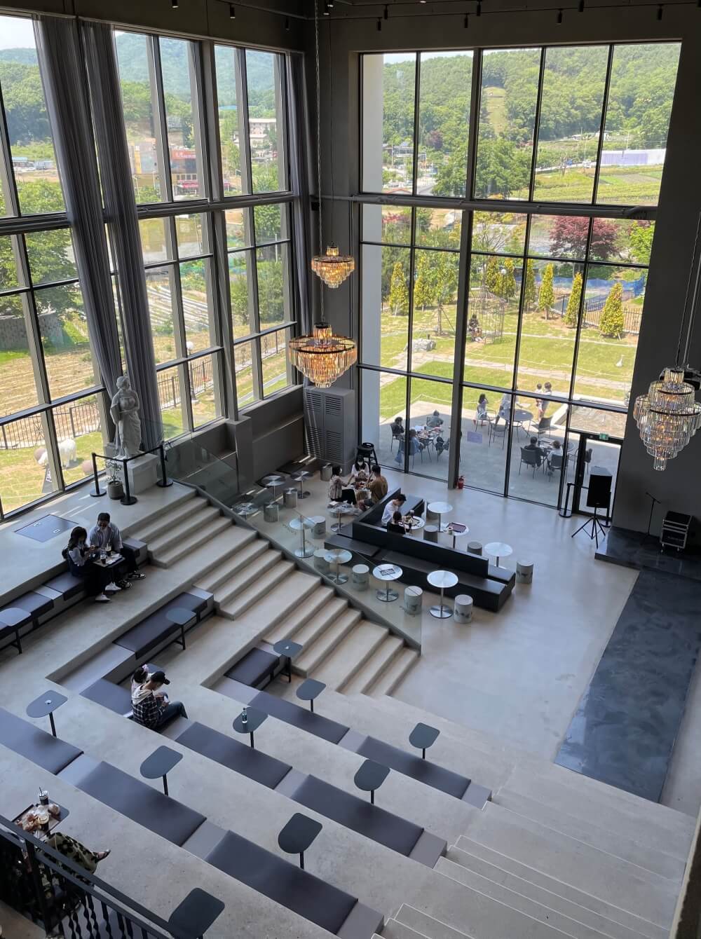 용인-칼리오페-카페-2층에서-바라본-1층뷰