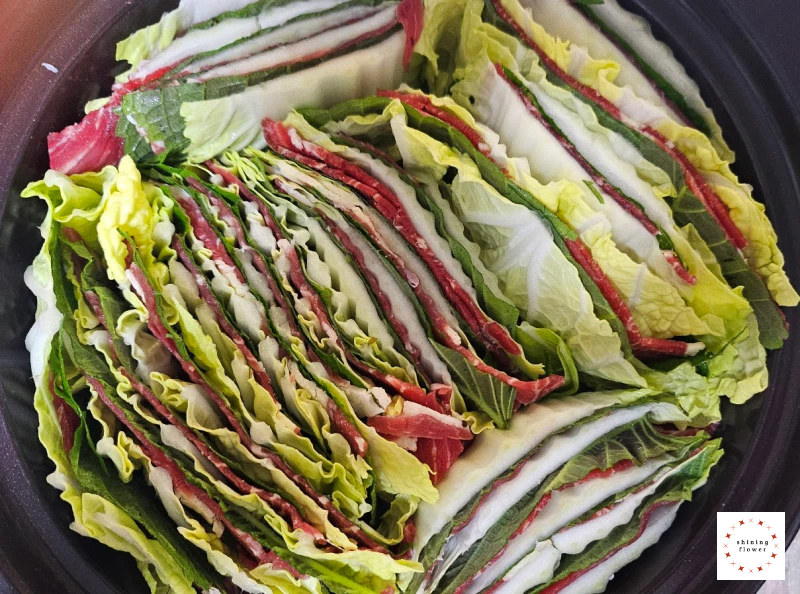 밀푀유나베-야채와 고기 탑 쌓은 것을 잘라서 냄비에 셋팅