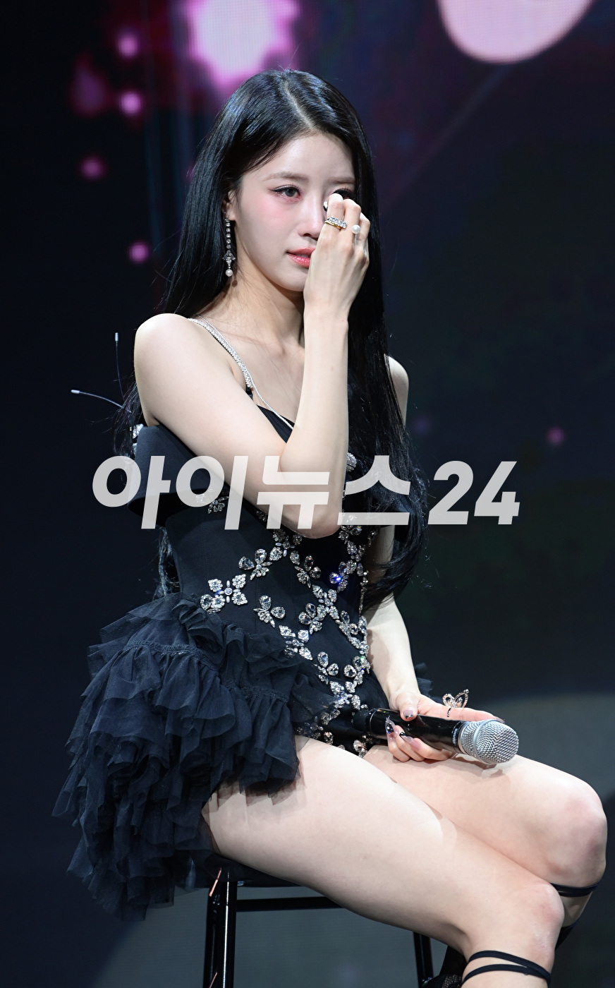 가수 미주가 17일 오후 서울 서교동 메세나폴리스에서 진행된 첫 번째 싱글 앨범 '무비 스타'(Movie Star) 솔로 데뷔 쇼케이스에 참석해 타이틀곡 '무비 스타' 무대를 선보이고 있다. [사진=정소희 기자]