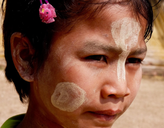 얼굴에 타나카 가루를 바른 소녀