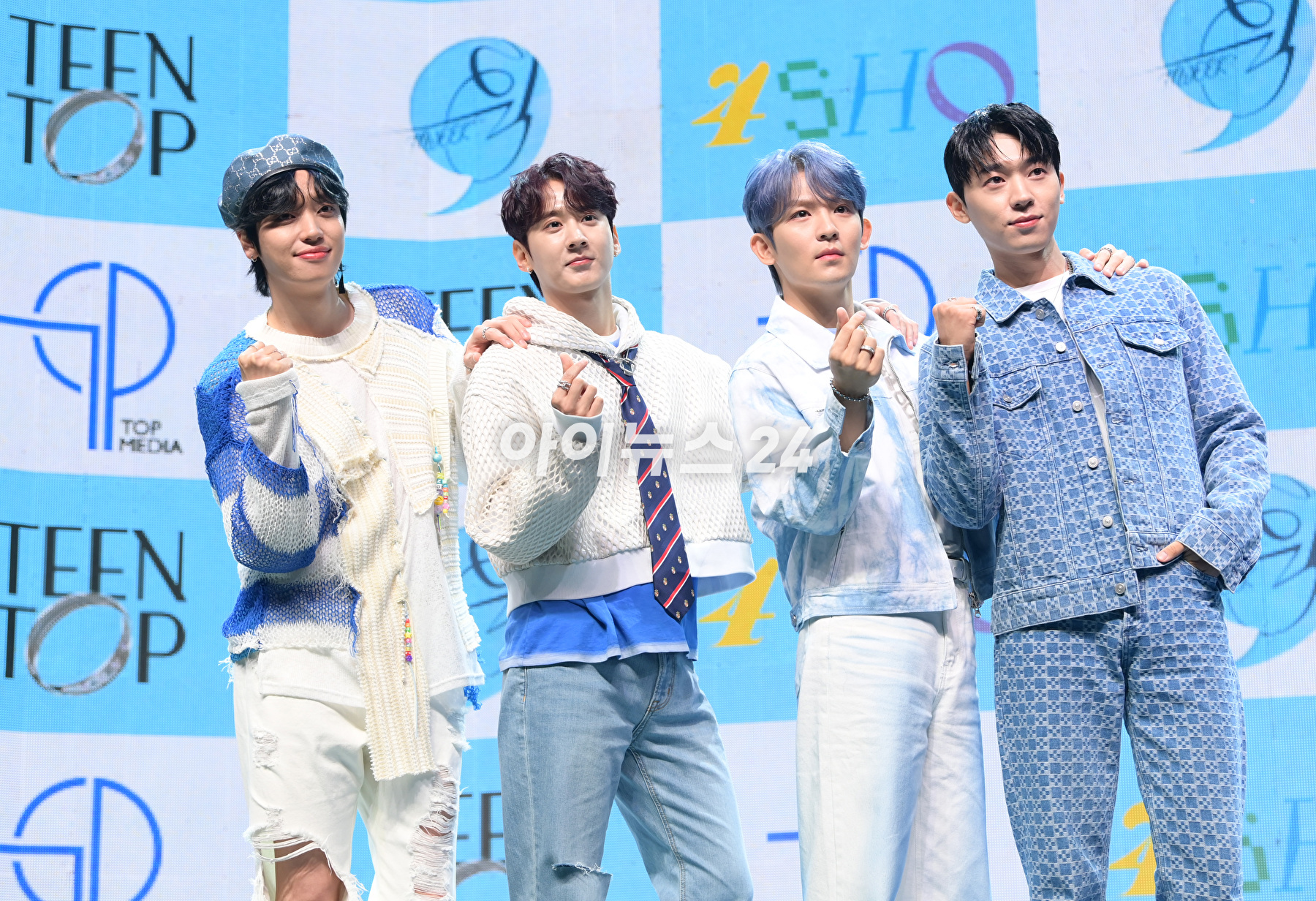 그룹 틴탑이 4일 오후 서울 광진구 예스24 라이브홀에서 열린 새 앨범 '틴탑 [포슈어](TEEN TOP [4SHO])' 쇼케이스에 참석해 타이틀곡 '휙(HWEEK)' 무대를 선보이고 있다. [사진=정소희 기자]