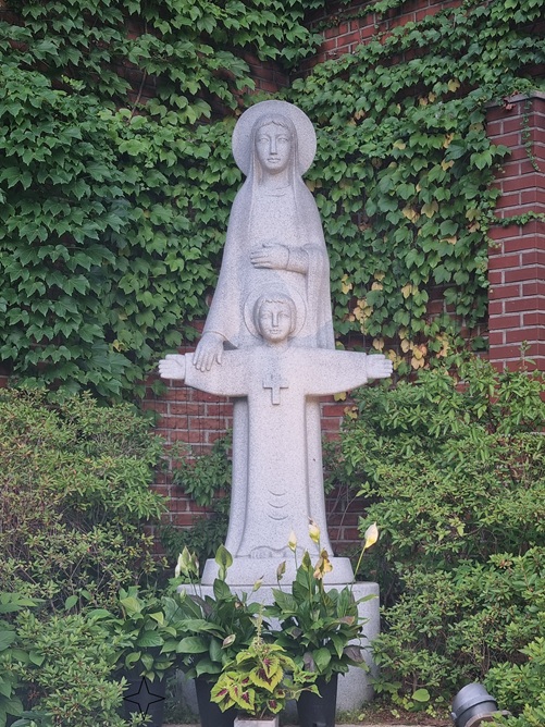 잠실성당 성모동산에 있는 성모자상입니다.