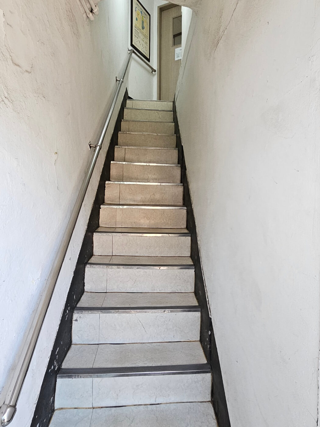 약국과 꽃집 화분사이 이층 계단을 올라 치과를 만나다