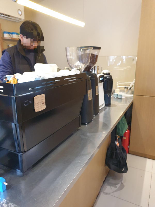 커피를 추출 중인 남자 사장님