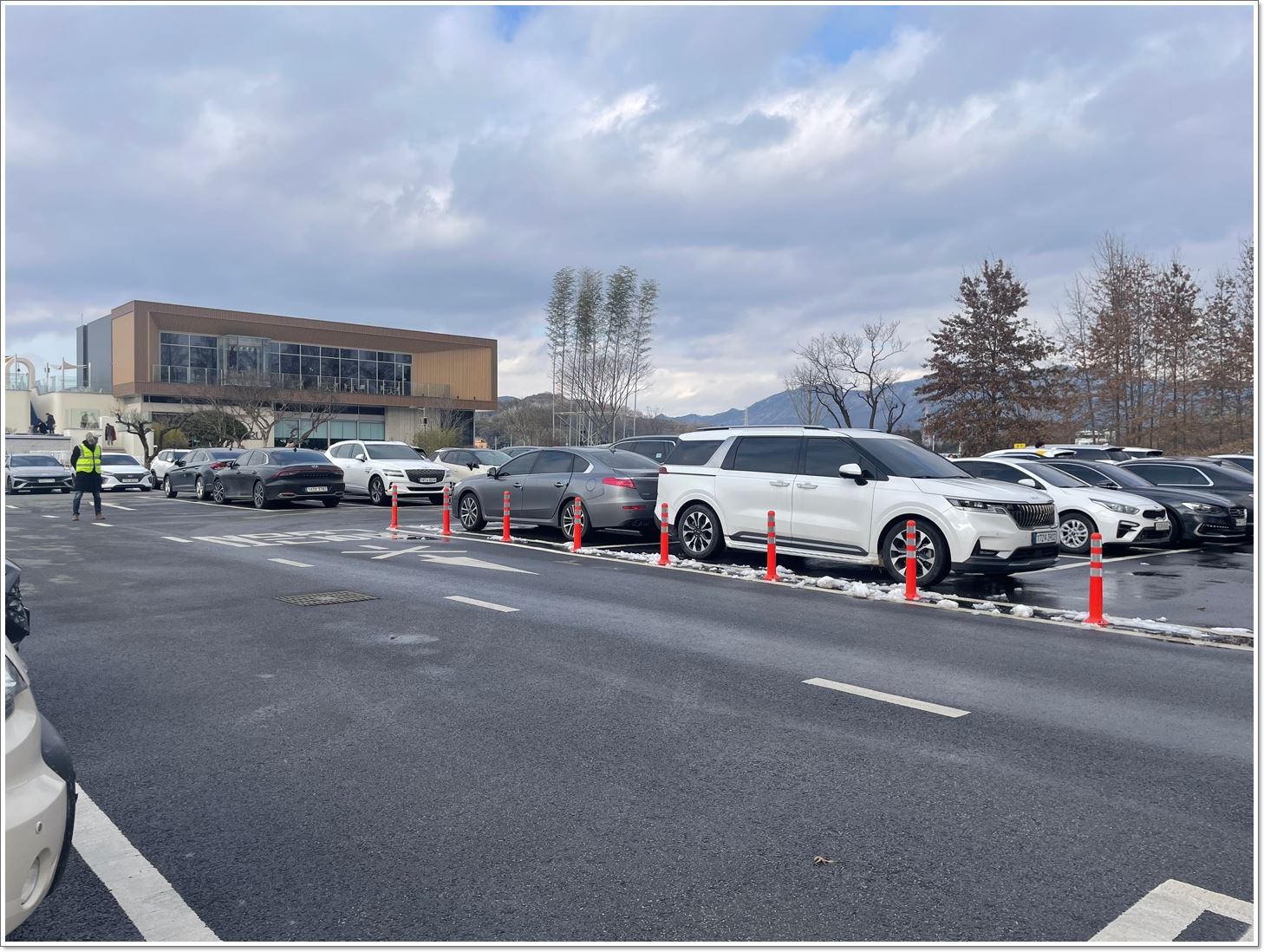 주차장-주차요원-주차되어있는차들