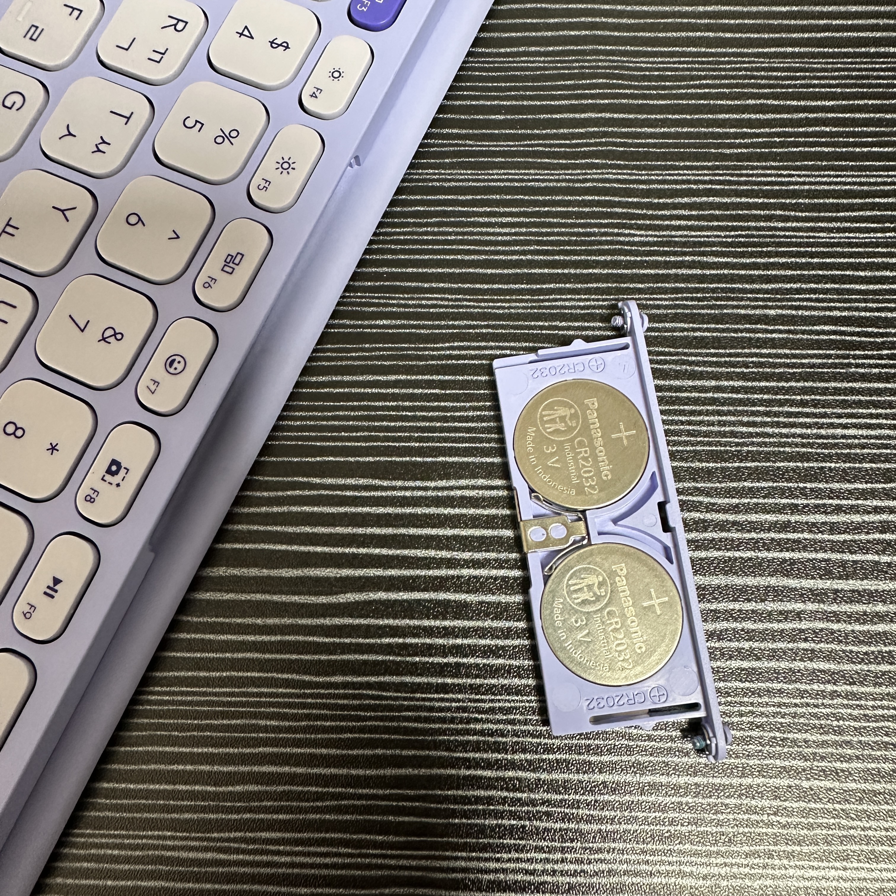 로지텍_키즈투고2_블루투스키보드_배터리교체