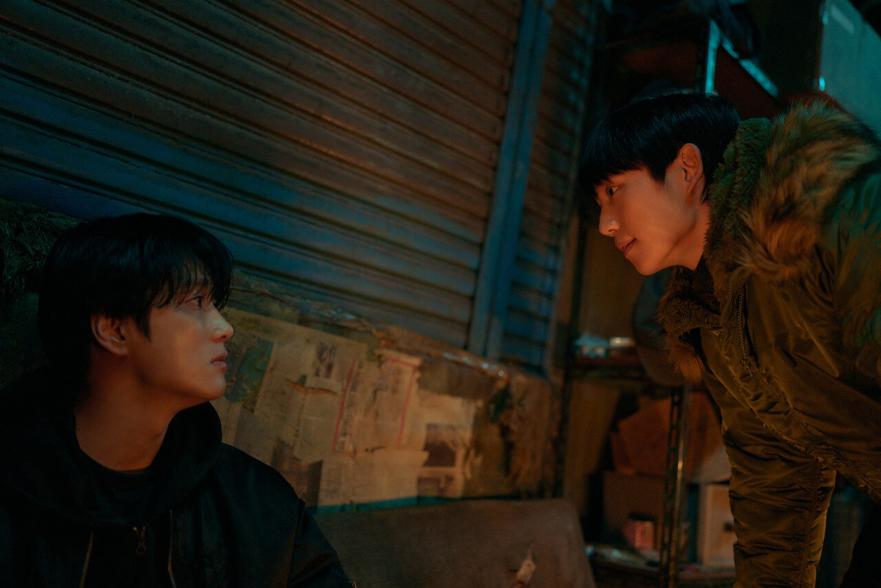 베테랑 2 안보현과 정해인이 서로 바라보고 있는 장면