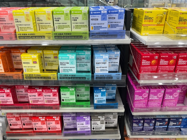 이 사진은 서울 강남구 다이소 강남본점에서 대웅제약과 일양약품의 건강기능식품이 판매중이라는 국민일보
뉴스의 사진입니다.