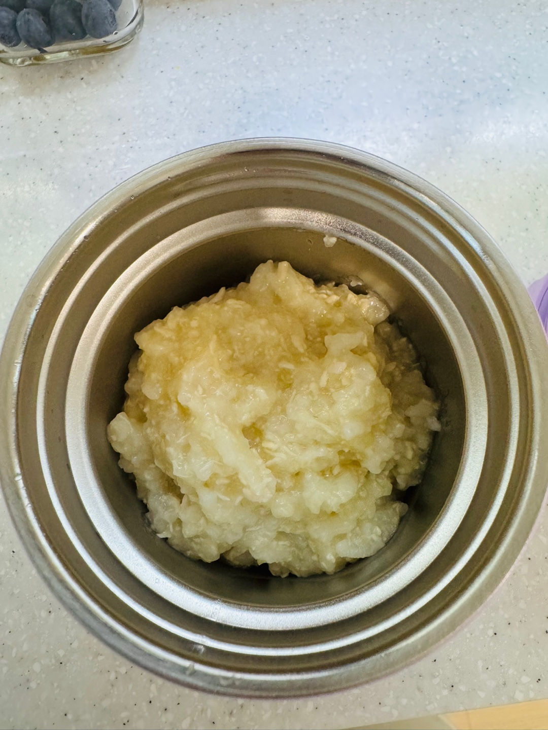 보온도시락통에 담긴 닭고기고구마감자죽 이유식