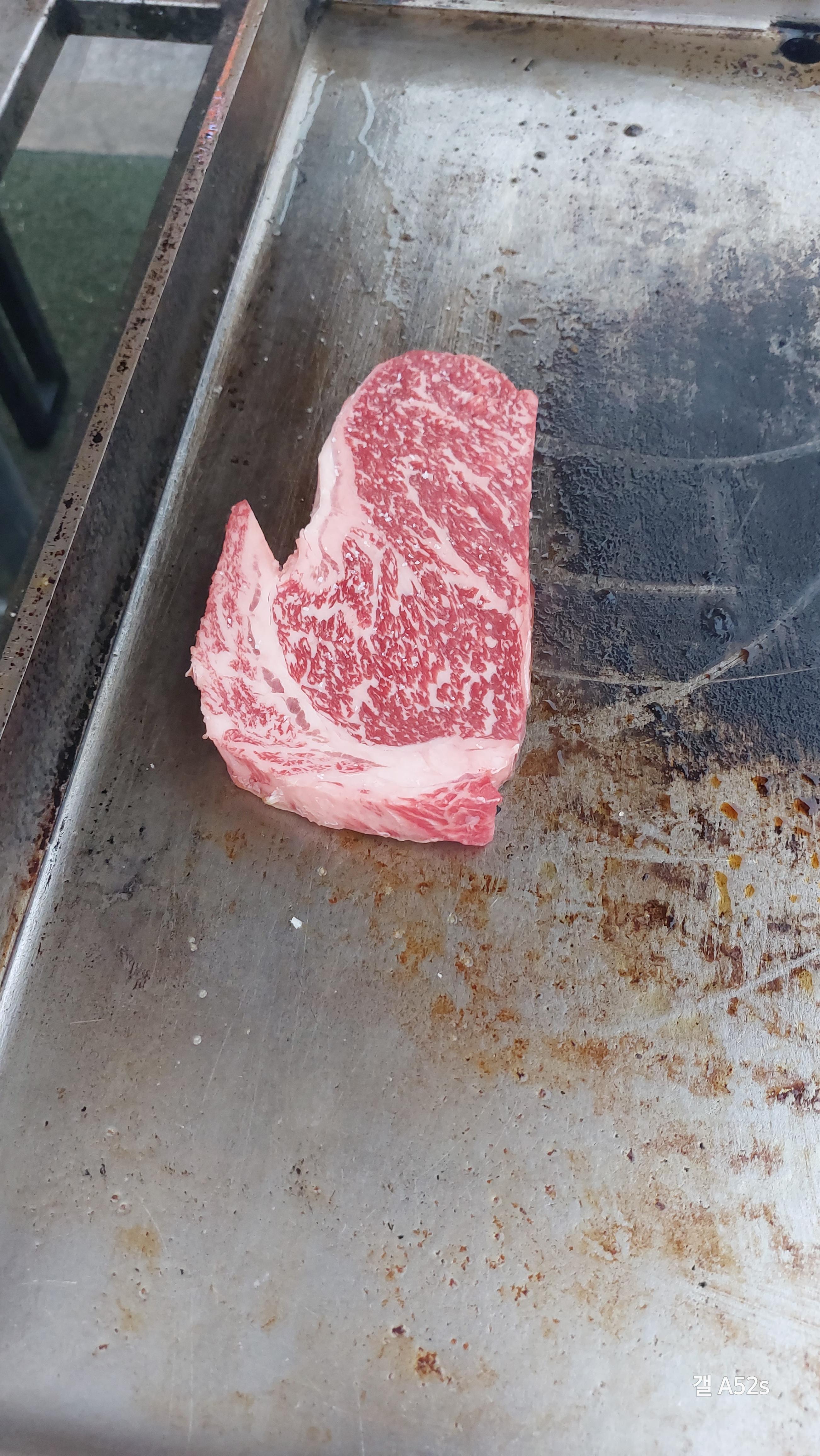 소노캄 거제 바베큐 팩토리 초벌구이용 그릴판에서 소고기를 구워보자