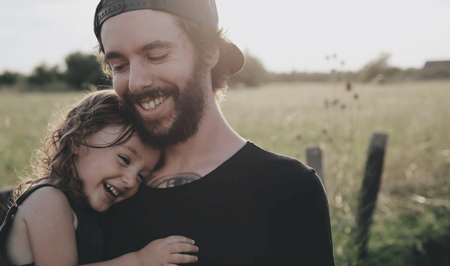 세로토닌 음식을 섭취한 딸과 아버지의 모습