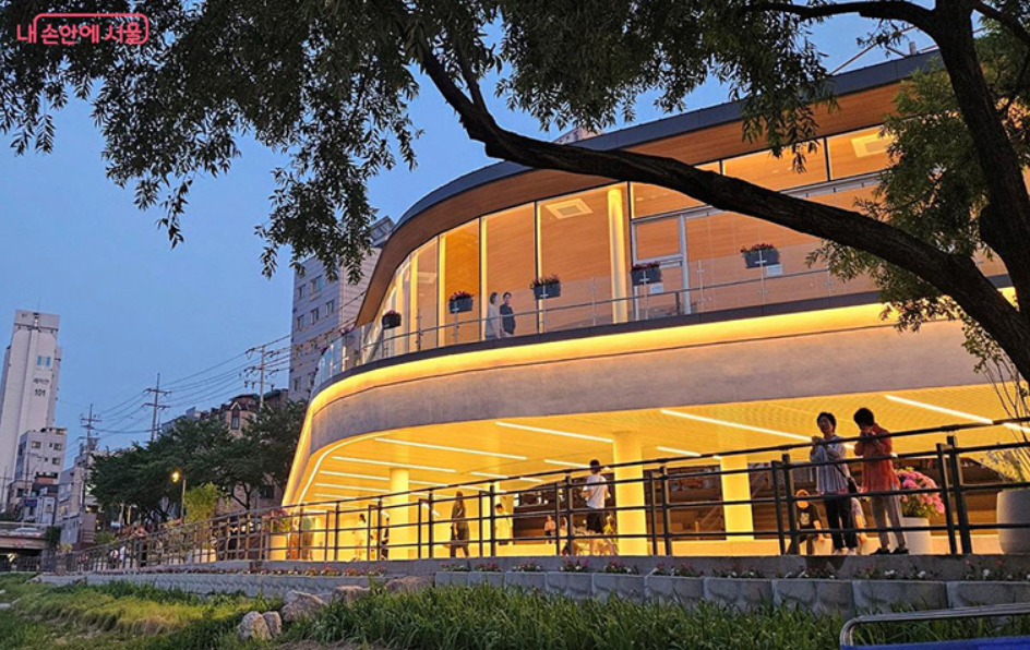 남녀노소 누구나 즐길 수 있는 만화테마카페와 휴식공간이 조성됐다.