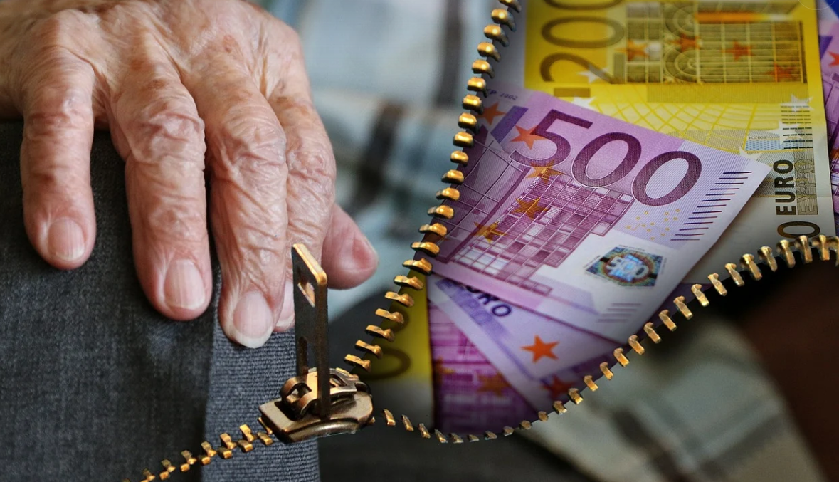 노인 손과 지퍼안에 지폐가 함께 있는 사진