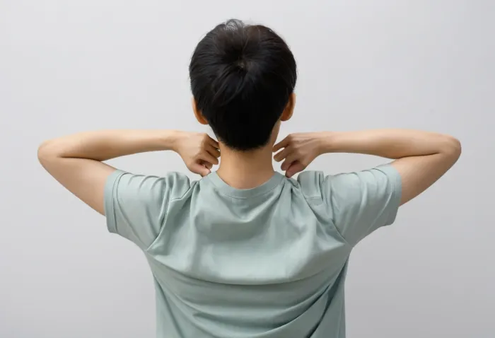 dna주사 경험을 카메라 앞에서 설명하는 모습