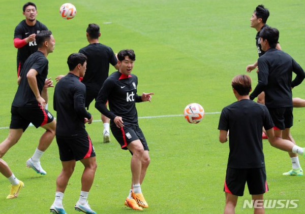 뉴시스 대한민국 축구 훈련모습 사진입니다.