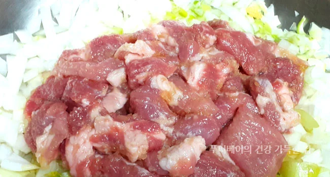 양파-대파-위에-재워-둔-목살을-넣은-모습