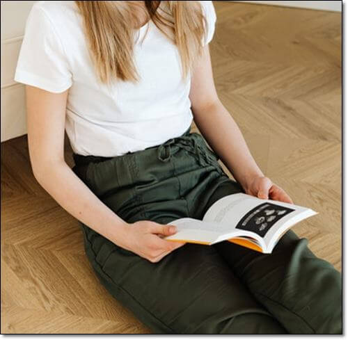 꿈 해몽 책보는 여성