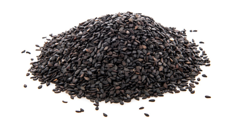 야생에서 채취를 한 검은깨를 깨끗하게 세척을 한 후에 건조시킨 것을 하얀 바닥 위에 수북하게 놓아두고 찍은 사진