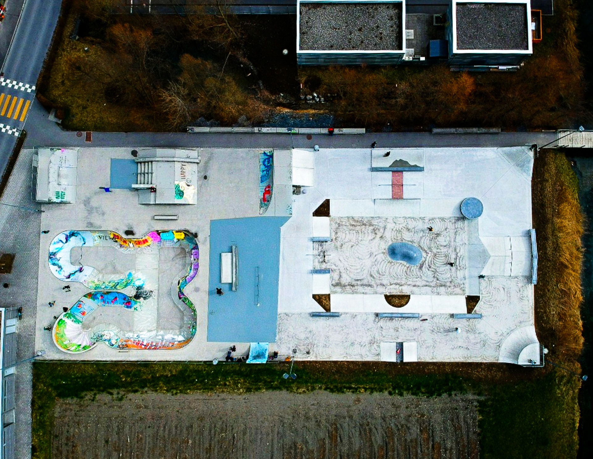 베리어프리란 "Barrier-Free"의 번역어로서, 모든 사람들에게 장애물 없이 접근할 수 있는 환경을 만들어주는 원칙을 가리킵니다. 이는 물리적인 환경 뿐만 아니라 정보, 기술, 서비스 등 다양한 영역에 적용될 수 있습니다.