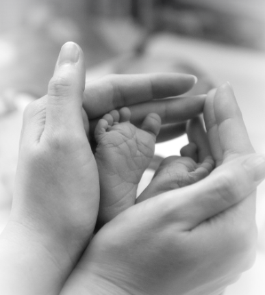 아이 발을 손으로 감싸는 사진