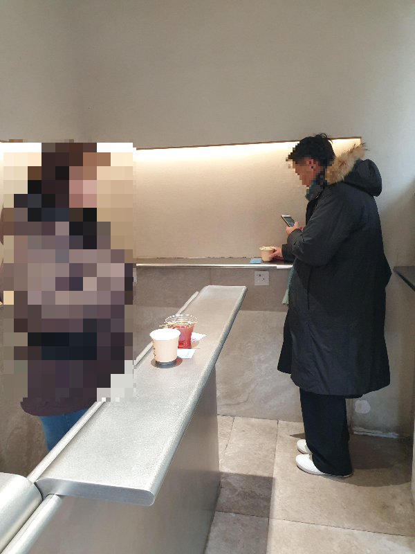 두 명의 고객이 음료를 마시고 있다.