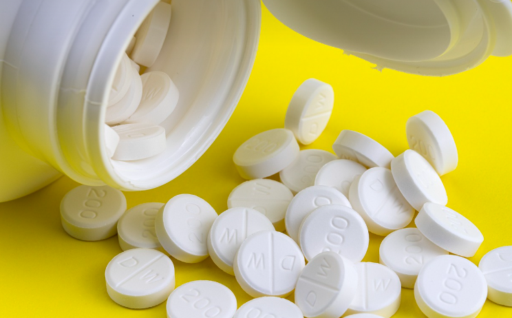 약통에서 알약이 떨어지고 있는 사진