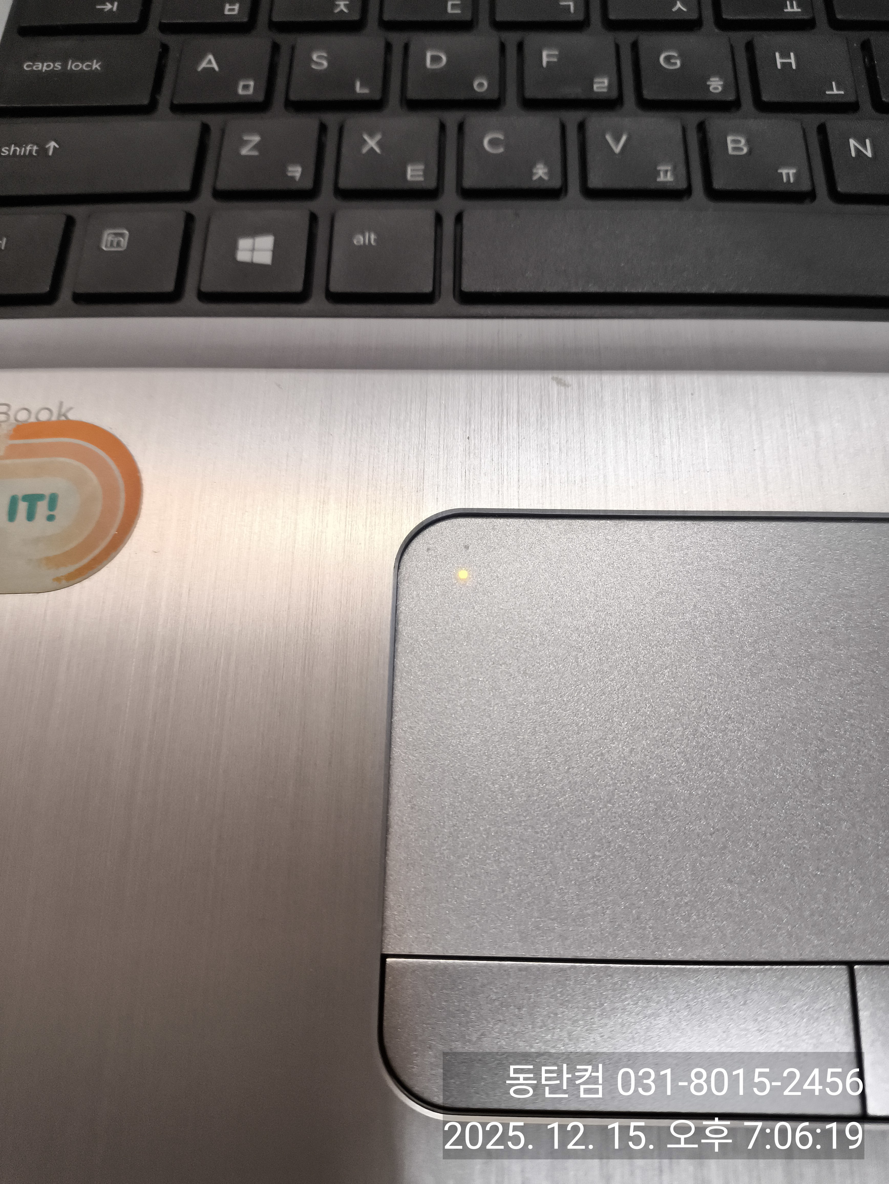 터치패드는 왼쪽 편에 LED가 있는데&amp;#44; 이 부분을 더블 클릭하면&amp;#44; LED가 켜지고 터치패드 비활성화가 됩니다. 