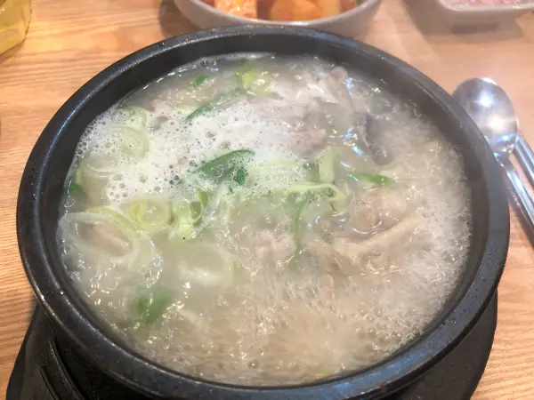 혜지네 순대국밥의 순대국밥을 클로즈업한 사진