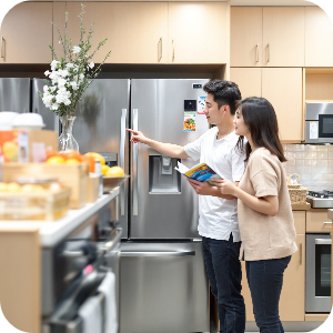 혼수가전 준비하는 예비 부부 이미지